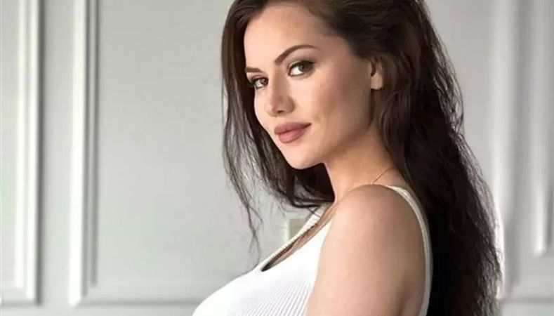 Bakan bir daha bakıyor! Fahriye Evcen tatile doyamadı: Fit hali göz kamaştırıyor 1